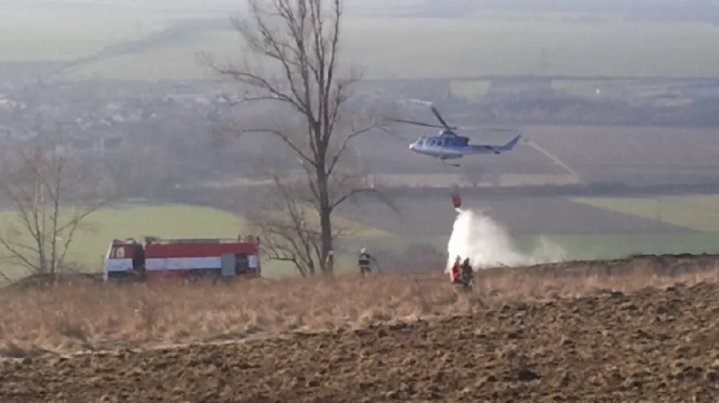 Rozsáhlý požár trávy u Židlochovic pomáhá hasit vrtulník