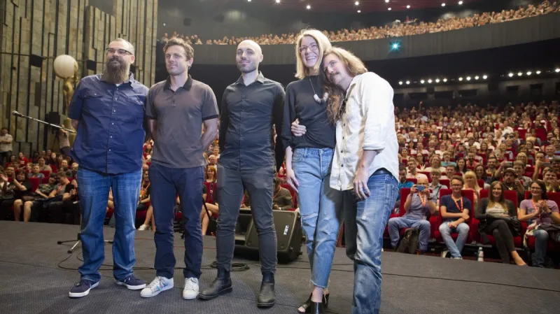 Úvod k filmu Přízrak: Casey Affleck je druhý zleva, režisér David Lowery uprostřed