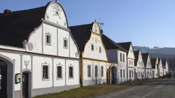 Náves jihočeské obce Holašovice na Českobudějovicku je ojedinělým dochovaným souborem zděné lidové architektury z poloviny 19.století.