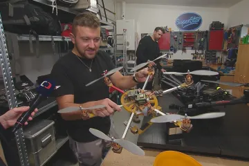 Oscarovému kameramanovi filmu Na západní frontě klid pomáhali i piloti dronů z Olomouce