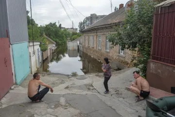 Zničená Kachovská přehrada ztratila 70 procent vody. Rusové ostřelovali evakuační loď