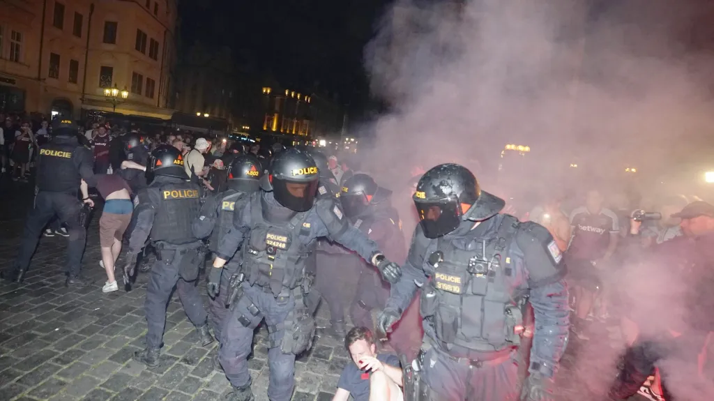 Střety policie s fanoušky na Staroměstském náměstí