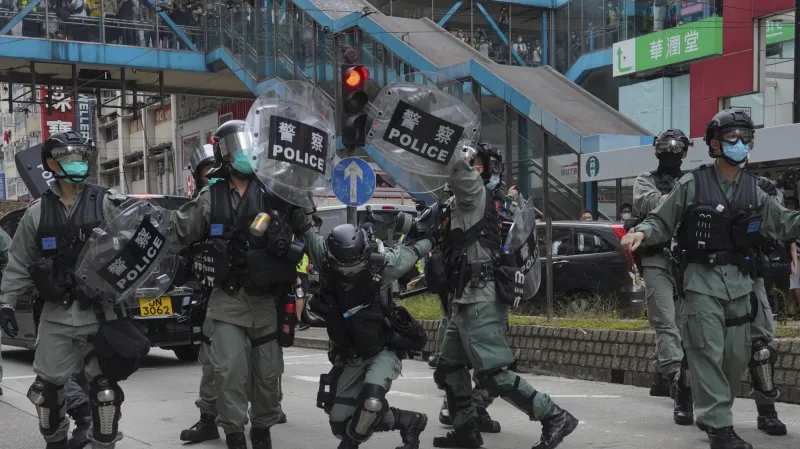 Policie zasahuje proti demonstrantům v Hongkongu