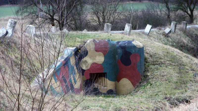 Atypický bunkr zabudovaný v náspu silnice mezi Dolním Bezděkovem a Bratronicemi na Kladensku