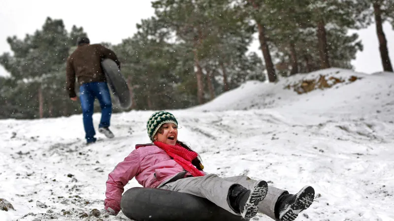 Někteří Íránci si zimu užívají