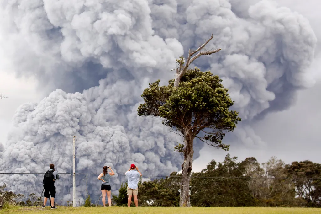 Lidé sledují sloupec popela při erupcích sopky Kilauea na Havaji. Odborníci varují, že sloupce sopečného prachu mohou v tyto dny dosahovat výšky až několika kilometrů