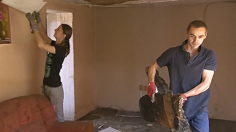 Manželé Koneční likvidují ohořelé zbytky domu po požáru