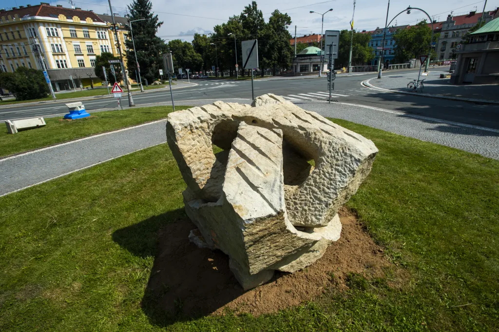 V Hořicích také od roku 1884 působí sochařská a kamenická škola, která je jedinou svého druhu v České republice. Finální dílo nazvané Hra v kostky (na snímku) dokončil sochař Robert Schmidt Matt přímo na Nábřeží sochařů