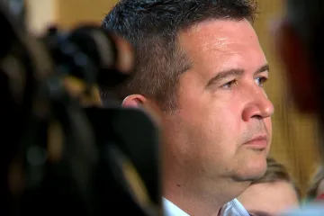 Debata kolem Vrbětic přerostla v osočování, tvrdí část opozice. Byla korektní, brání se Hamáček