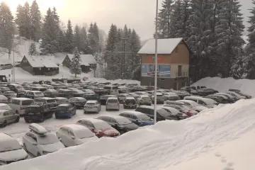 Hory se plnily turisty, horská služba stále varuje před lavinami