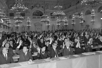 Místo loutkového hlasování kroky k suverenitě. Za pražského jara se nadechoval i parlament