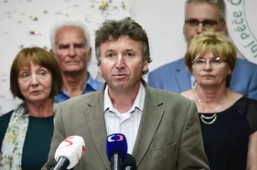 Platy zdravotníků se podle odborů a lékařské komory příští rok zvýší o šest procent