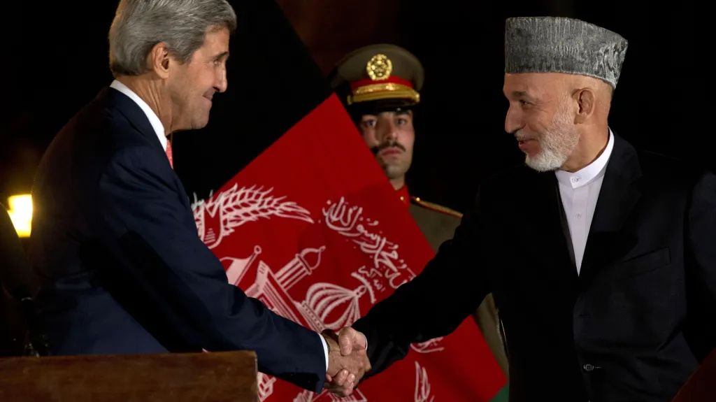 John Kerry a Hamid Karzaj