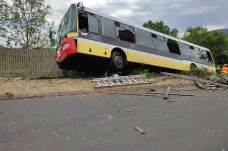 V Litvínově havaroval autobus, zranilo se osm lidí, jeden těžce