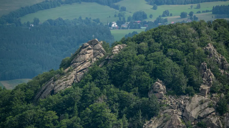 Pohled z vyhlídky Krásná Máří v národní přírodní rezervaci Jizerskohorské bučiny