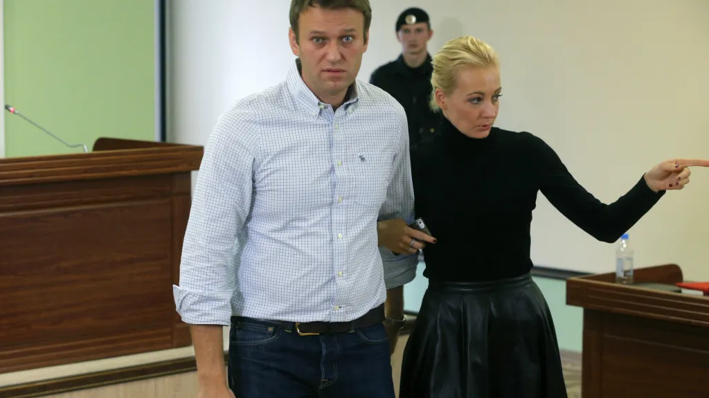 Soud změnil Navalnému trest na podmínku