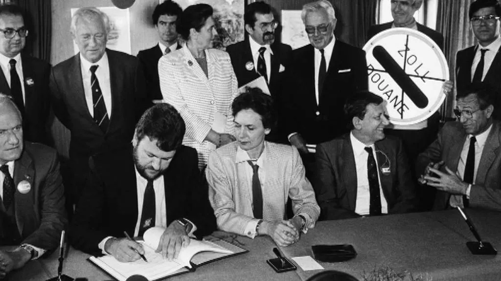 Archivní snímek podpisu Schengenské smlouvy v roce 1985