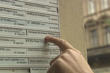 Lidé napojení na sankcionované Rusy se v Česku zbavují majetku