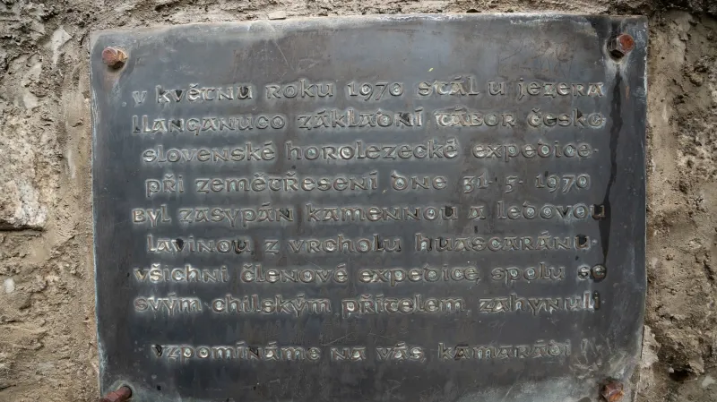 Pomník členům československé horolezecké výpravy Peru 1970, kteří zahynuli při zemětřesení pod severním vrcholem Huascaránu u jezera Llanganuco v Peru dne 31. května 1970