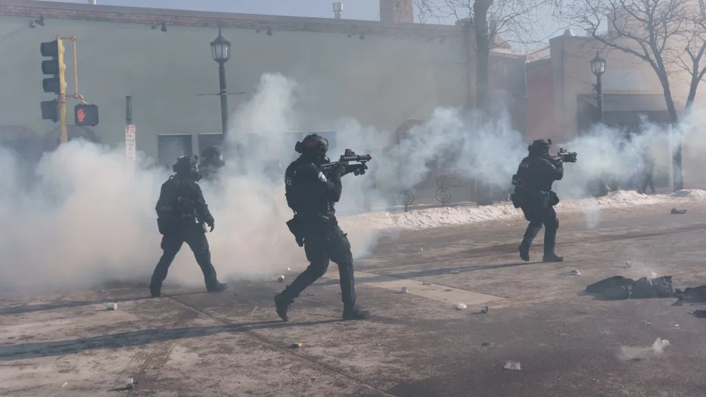 Policisté v Minneapolisu zasahují proti protestujícím poté, co federální agenti ve městě zastřelili muže (24. ledna 2026)
