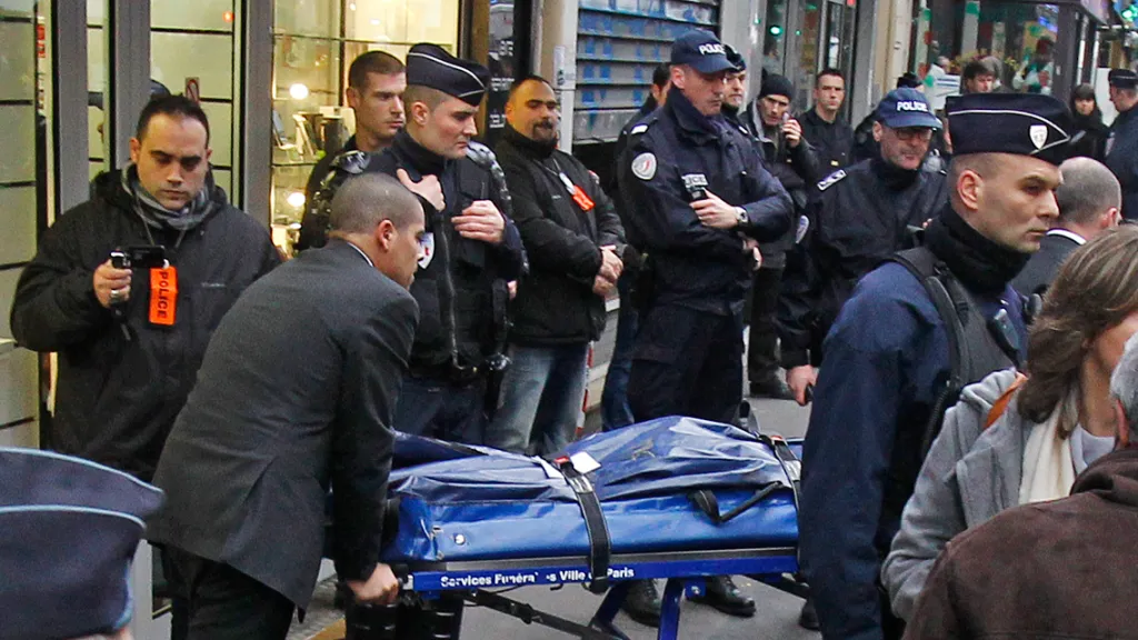 Francouzská policie odváží oběť útoku na kurdský institut