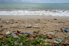 Evropská komise chce do roku 2030 jen recyklovatelné plasty. Aby v oceánech nebylo víc obalů než ryb