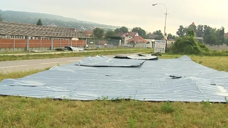 Ve Vlčnově vítr utrhl střechu sportoviště