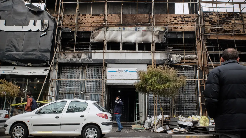 Vypálené sídlo banky v Teheránu