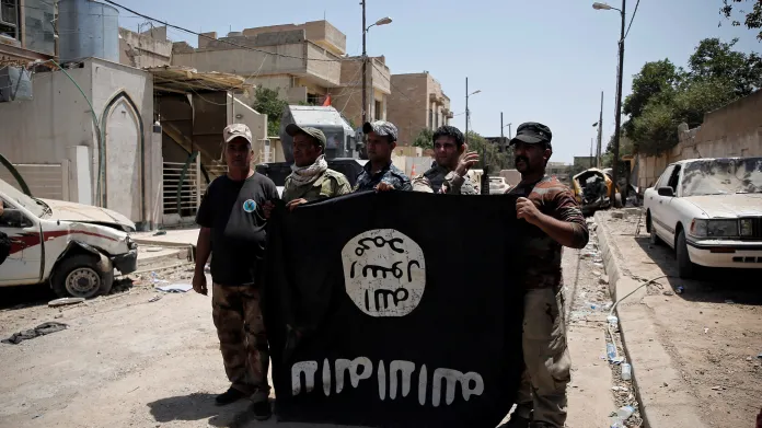 Iráčtí vojáci s ukořistěnou vlajkou islamistů