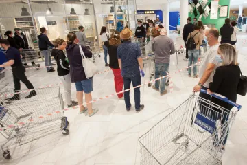 Rakušané po sedmi týdnech nakoupili ve velkých obchodech. Španělé zaplnili promenády