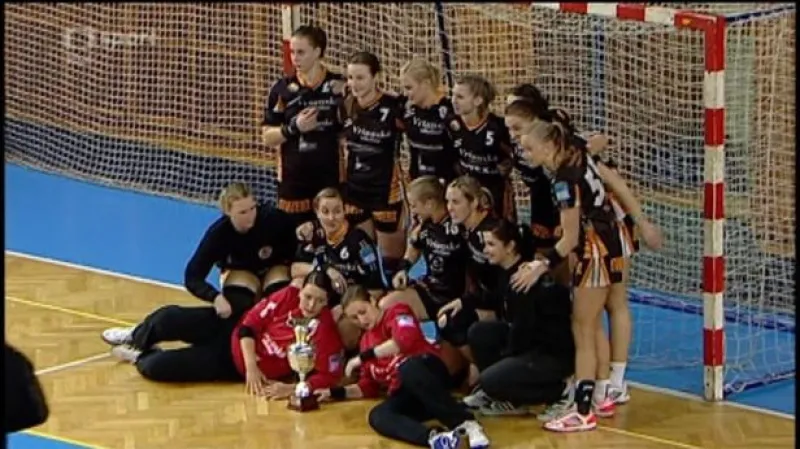 Předání poháru vítězným házenkářkám Mostu s ohlasy po finále