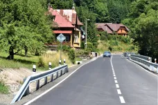 Silnice v Benešově u Semil má za sebou první etapu opravy, pokračovat se má příští rok na jaře