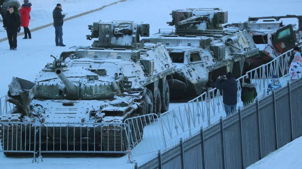 Výstava ukrajinských vojenských vozidel zničených během rusko-ukrajinského konfliktu v ruském Kirovsku