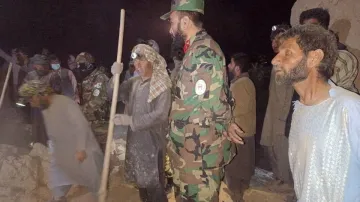 Lidé odklízejí škody po zemětřesení v Afghánistánu