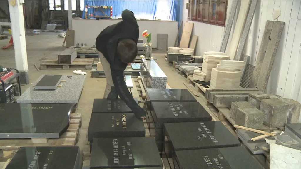 Nové náhrobky na hroby válečných veteránů