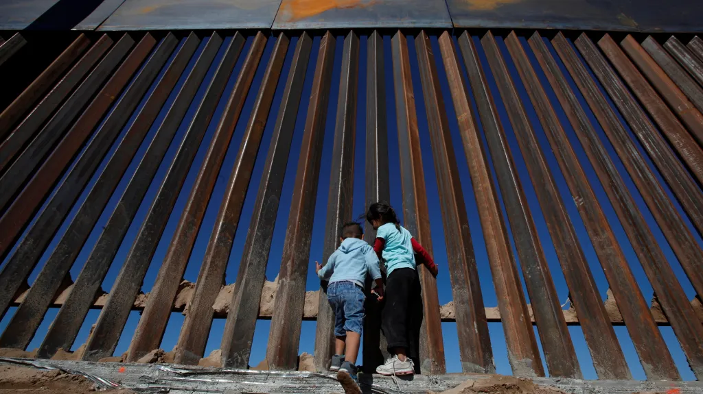 Mexické děti u již existujícího úseku plotu z 90. let