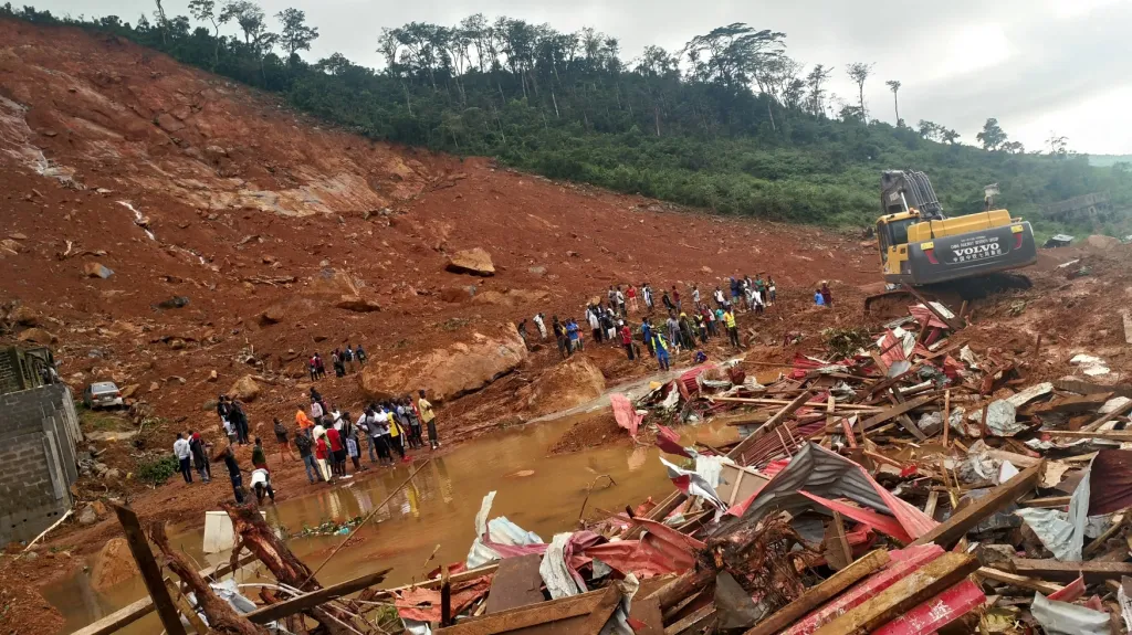 Následky sesuvu půdy ve slumech v okolí hlavního města Freetownu