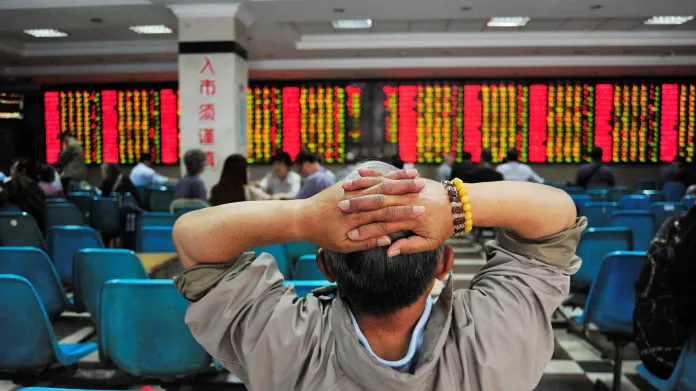 Investor sleduje vývoj čínských akcií