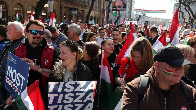 Příznivci maďarské opoziční strany Tisza