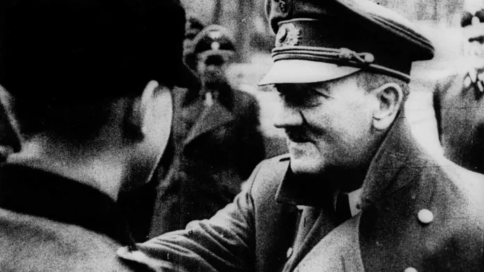 Poslední Hitlerovo veřejné vystoupení: Železné kříže pro Hitlerjugend