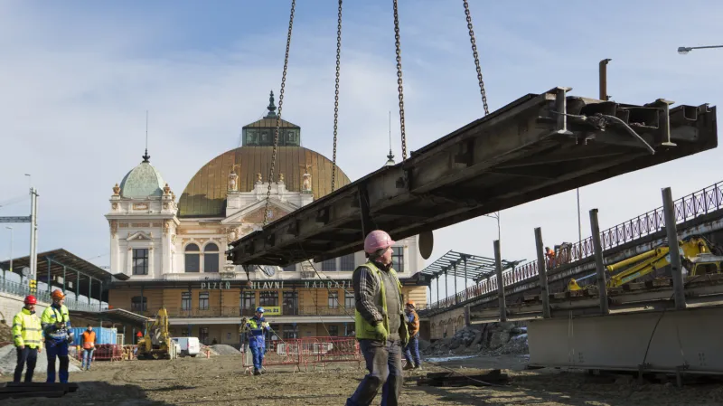 Rozebírání mostu u vlakového nádraží v Plzni