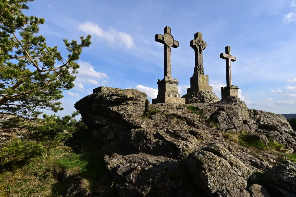 Tříkřížový vrch se vypíná v nadmořské výšce 554 m n. m. v lázeňských lesích severozápadně od města Karlovy Vary. Zajímavostí je výstavba pozemní lanovky v roce 1913, kterou však přerušila první světová válka. V následujících letech už tato stavba nebyla obnovena