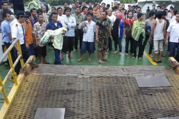 V Indonésii hořel trajekt a srazily se vlaky