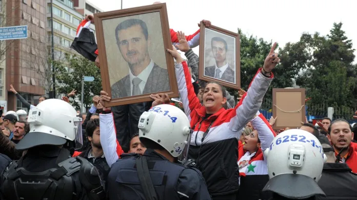 Demontrace stoupenců  syrského prezidenta Bašára Asada na konferenci Přátel Sýrie
