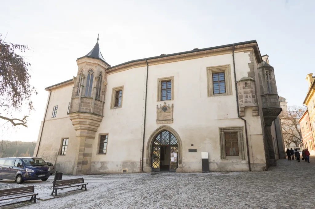 V původní gotické tvrzi Hrádek dnes sídlí České muzeum stříbra