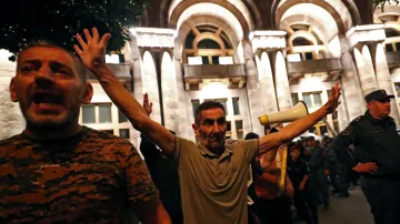 Demonstrace za odstoupení arménského premiéra v Jerevanu