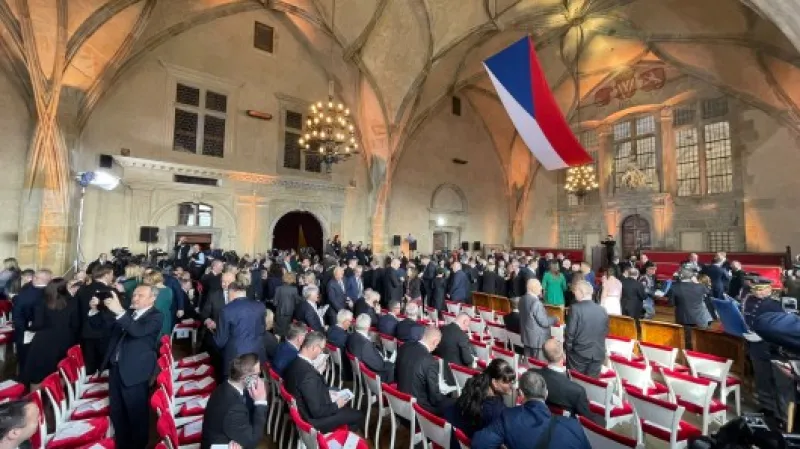 Vladislavský sál se začíná postupně před inaugurací plnit hosty Zdroj: ČT24