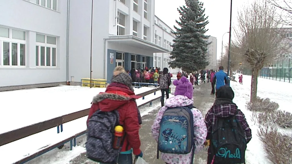 Děti ohrožují přetížené aktovky