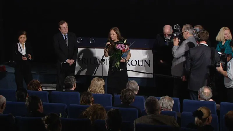 Lucie Seifertová (uprostřed) přebírá cenu Trilobit za rok 2010