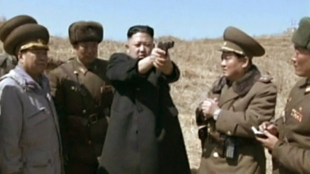 Kim Čong-un mezi svými důstojníky
